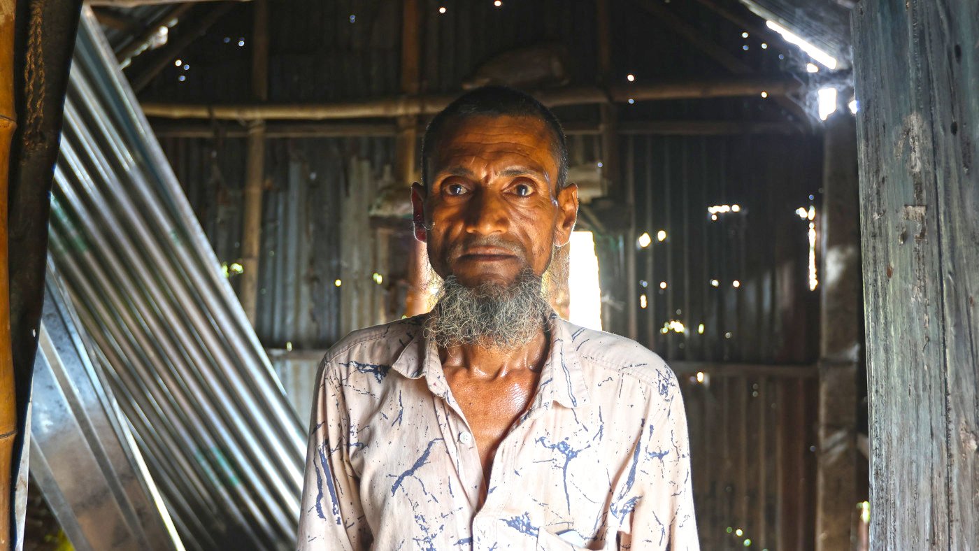 Flood victim Goni Mia had no other way but to send his wife and two daughters to Narayanganj to look for work. Image by Masud Al Mamun.
