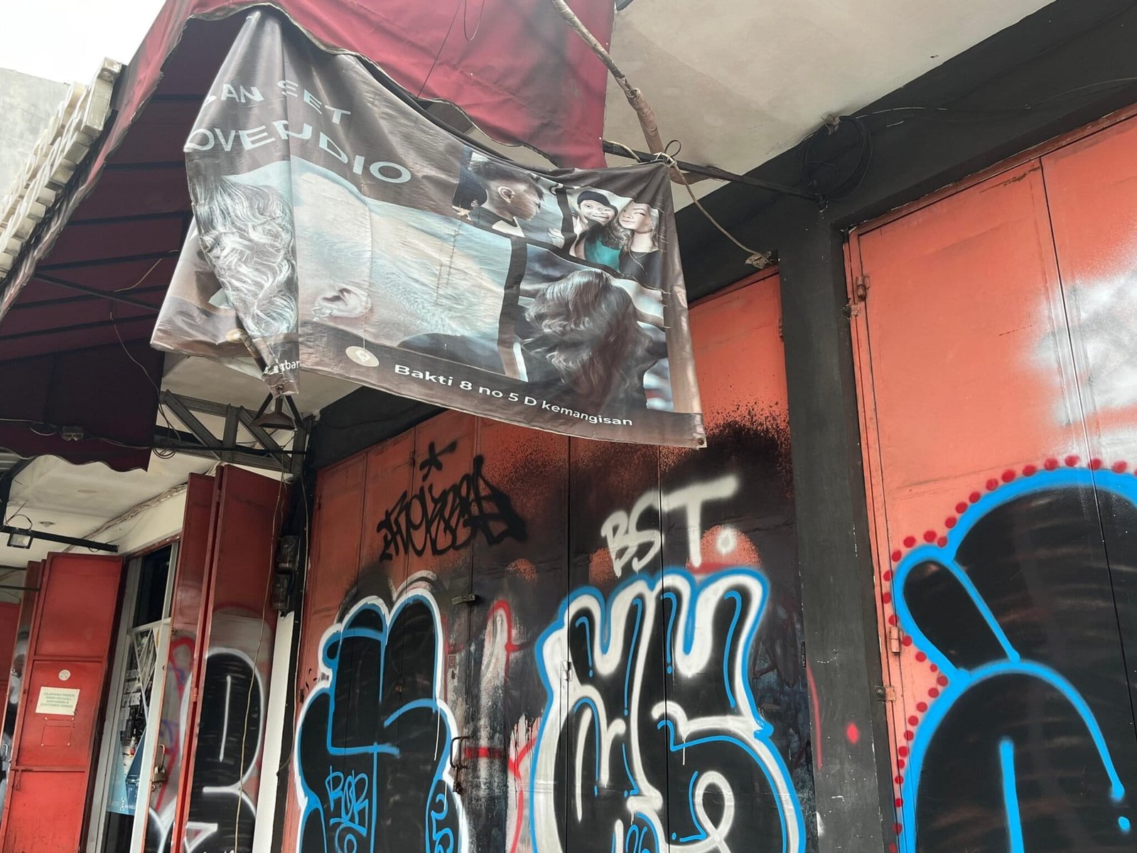 A barbershop in West Jakarta shares the same address as PT TSR.