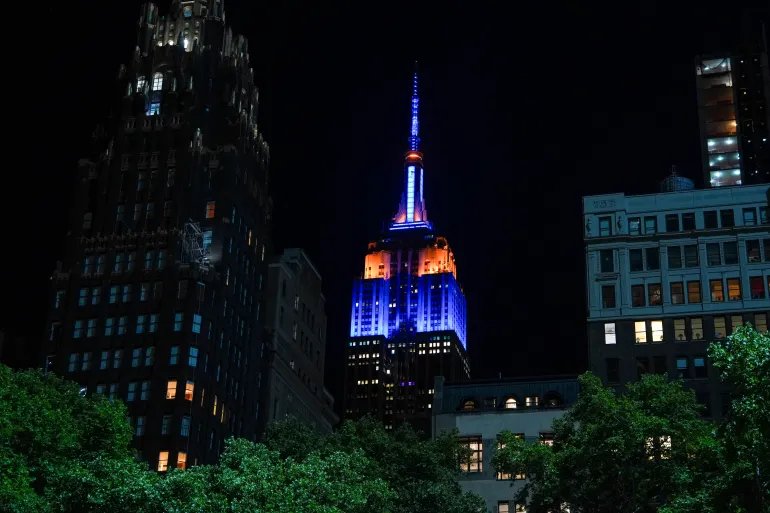 The Empire State Building is seen illuminated with the colors of the New York Knicks after Game 3 of the NBA Finals basketball series between the Knicks and the San Antonio Spurs, Tuesday, June 9, 2026, in New York. (AP Photo/Ryan Murphy)
