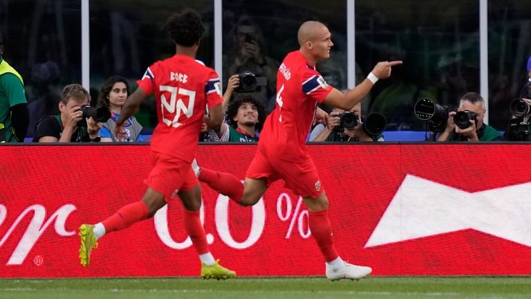 Norway's Leo Oestigard (4), right, celebrates scoring his side's third goal during the World Cup Group I soccer match between Iraq and Norway in Foxborough, Mass., near Boston, Tuesday, June 16, 2026. (AP Photo/Charles Krupa)