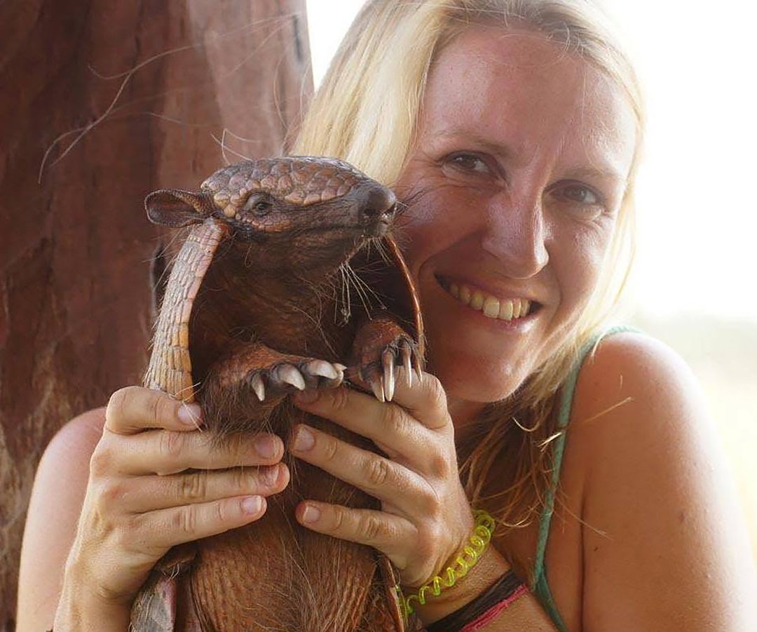 Lydia Möcklinghoff with an armadillo. From her social media.