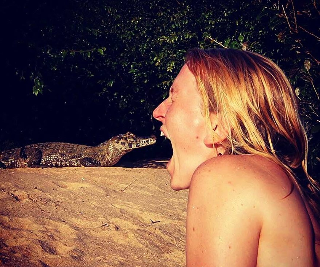 Lydia Möcklinghoff with a caiman. From her social media.
