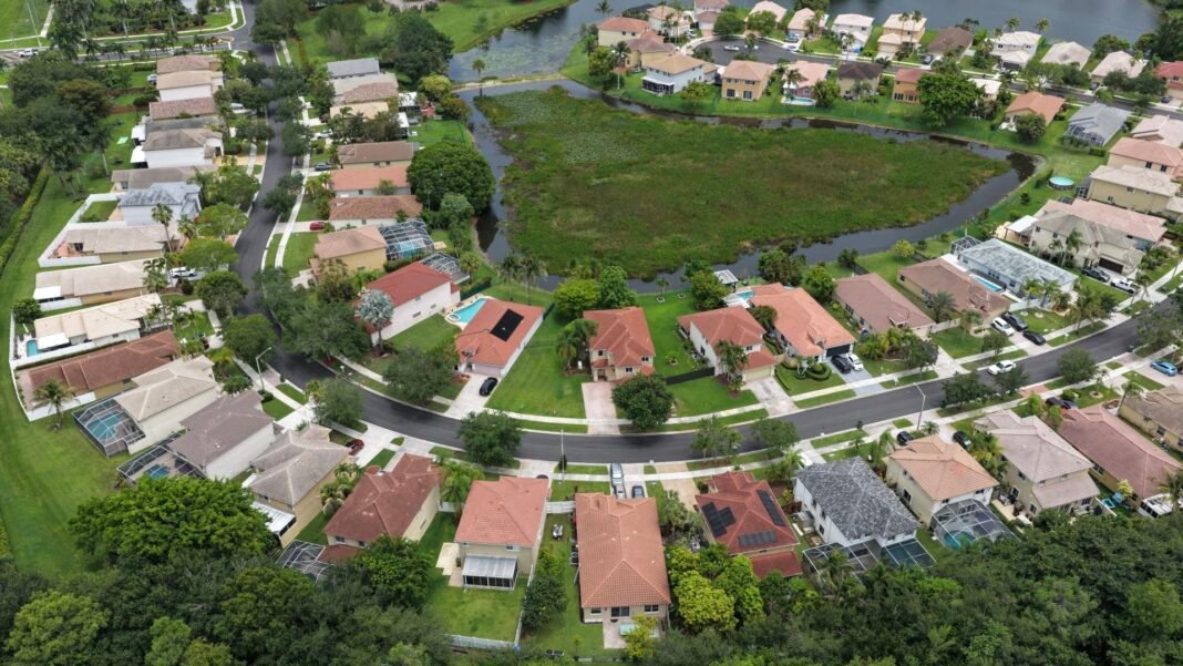 Weekly mortgage demand drops as rates remain stuck in a