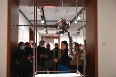 People look at Alberto Giacometti's "Le Nez", part of The Macklowe Collection, at Sotheby's on November 5, 2021 in New York City. - After more than a year, in-person auctions are returning to New York this week with the sale of the exceptional Macklowe collection, reputed to be the most expensive in the world to come onto the market -- and buyers are champing at the bit after the pandemic.
At renowned auction houses Christie's and Sotheby's, the message is the same: the art market is doing very well.
With fall sales estimated to bring in more than $1 billion in a week, starting on November 15, "this is our largest sale season that we've presented since 2015," a record year, said Brooke Lampley, president of the fine arts department at Sotheby's.
 - RESTRICTED TO EDITORIAL USE - MANDATORY MENTION OF THE ARTIST UPON PUBLICATION - TO ILLUSTRATE THE EVENT AS SPECIFIED IN THE CAPTION (Photo by ANGELA WEISS / AFP) / RESTRICTED TO EDITORIAL USE - MANDATORY MENTION OF THE ARTIST UPON PUBLICATION - TO ILLUSTRATE THE EVENT AS SPECIFIED IN THE CAPTION / RESTRICTED TO EDITORIAL USE - MANDATORY MENTION OF THE ARTIST UPON PUBLICATION - TO ILLUSTRATE THE EVENT AS SPECIFIED IN THE CAPTION (Photo by ANGELA WEISS/AFP via Getty Images)
