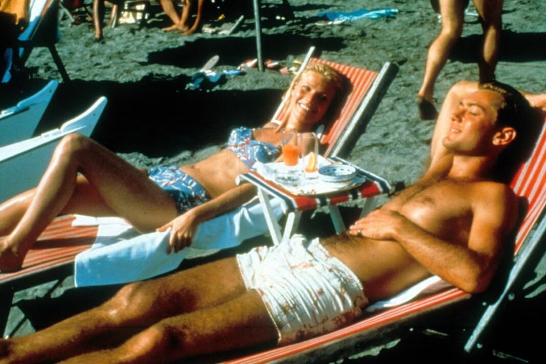 Our holidays have become smartphone binges – here’s how we